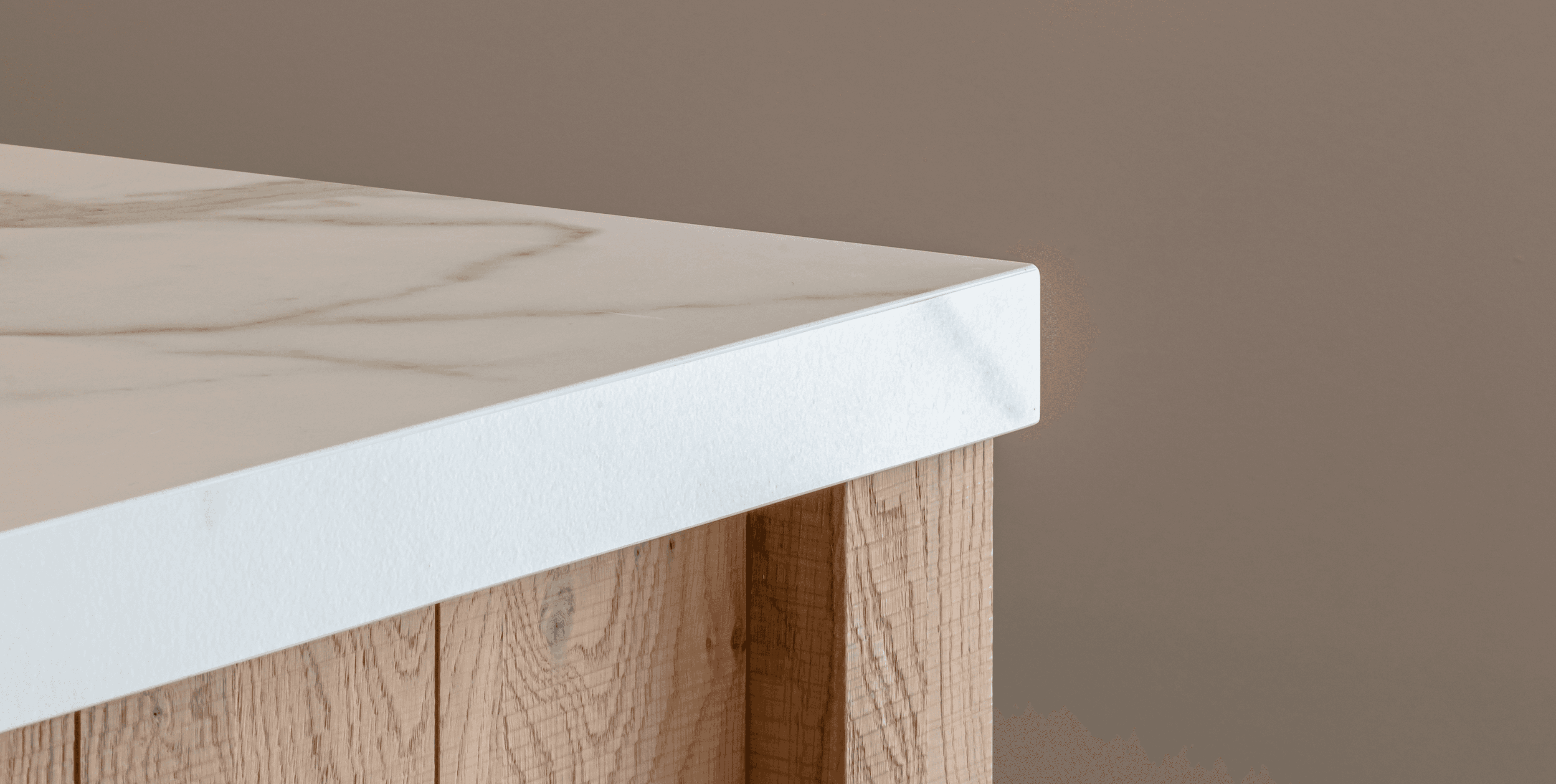 Sleek marble-effect worktop with clean lines and a natural finish that blends warmth and durability.