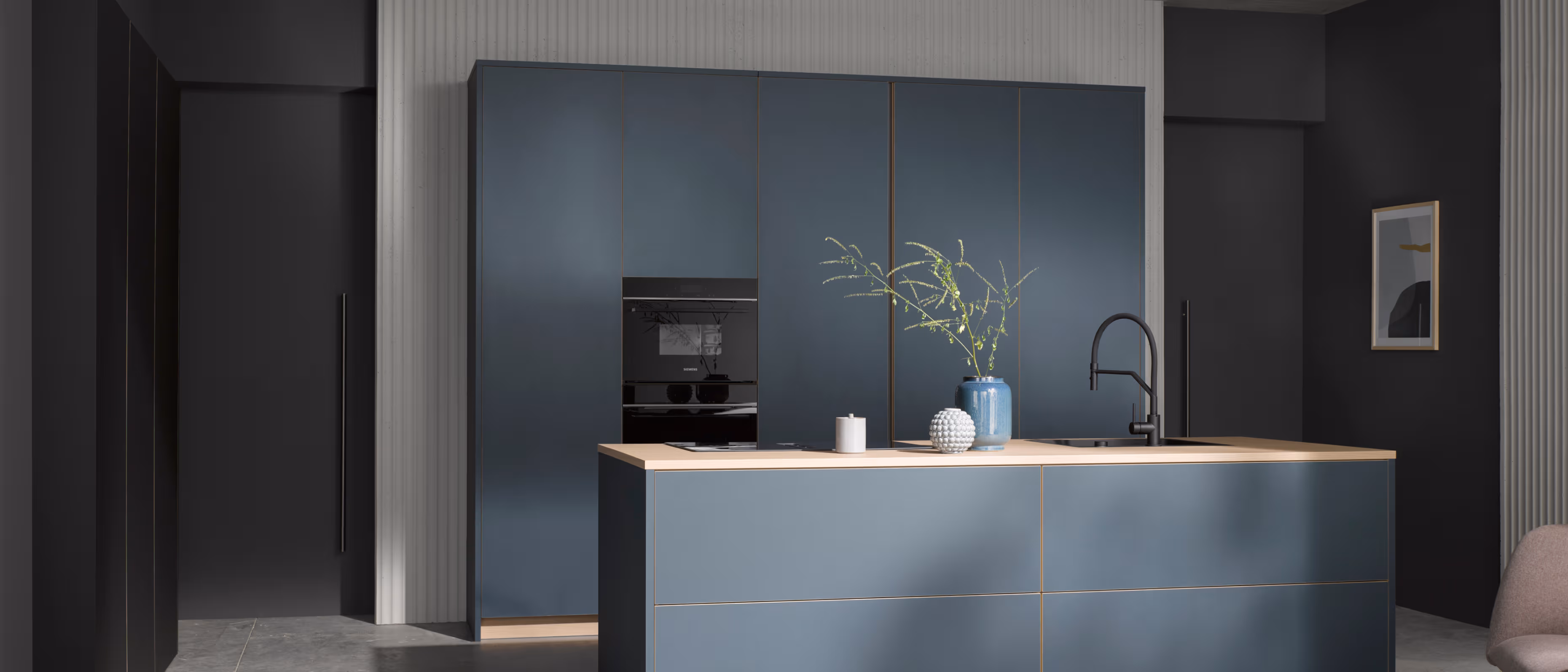 Clients reviewing finishes in the Häcker showroom