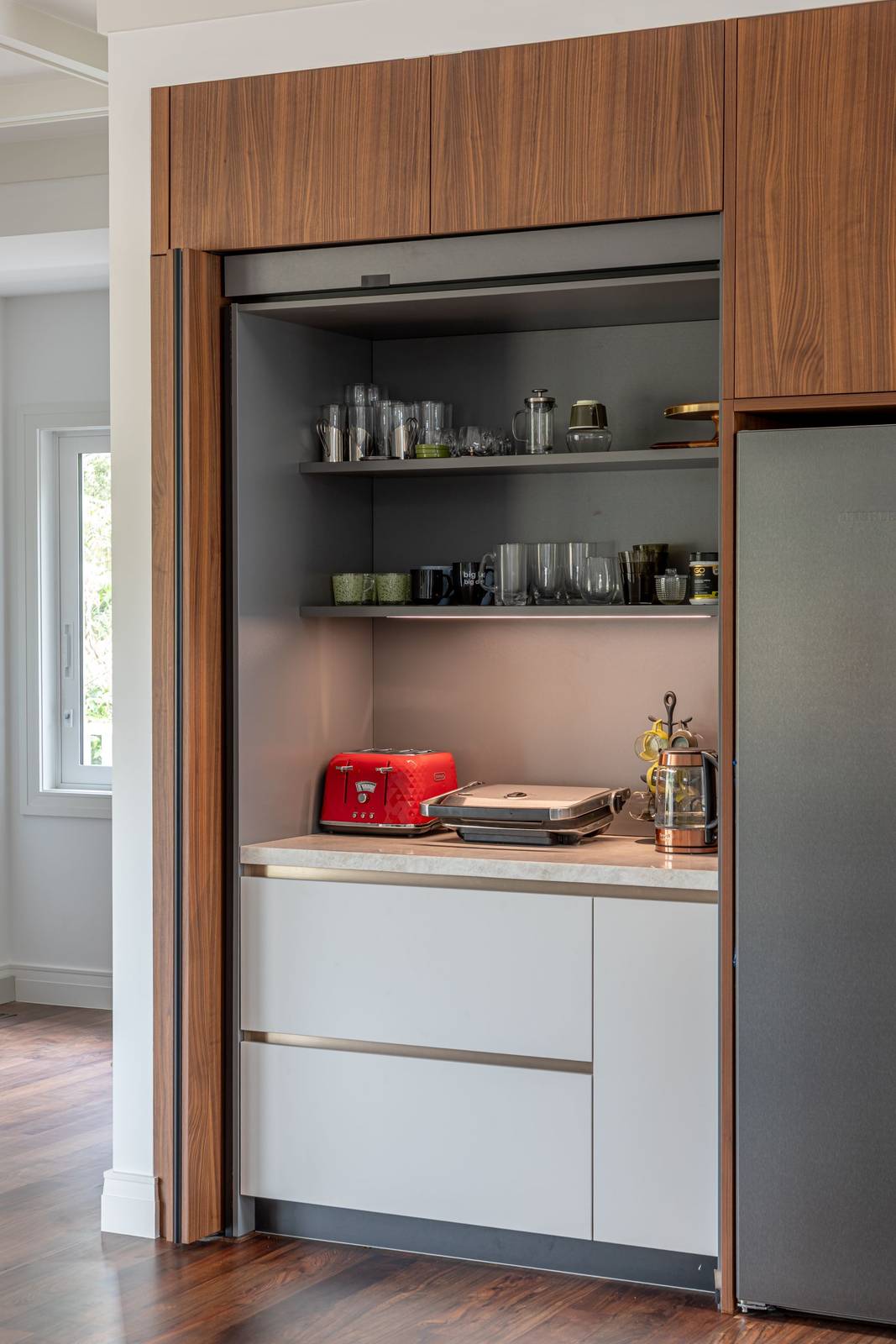 Pocket slider doors closed: uninterrupted cabinetry