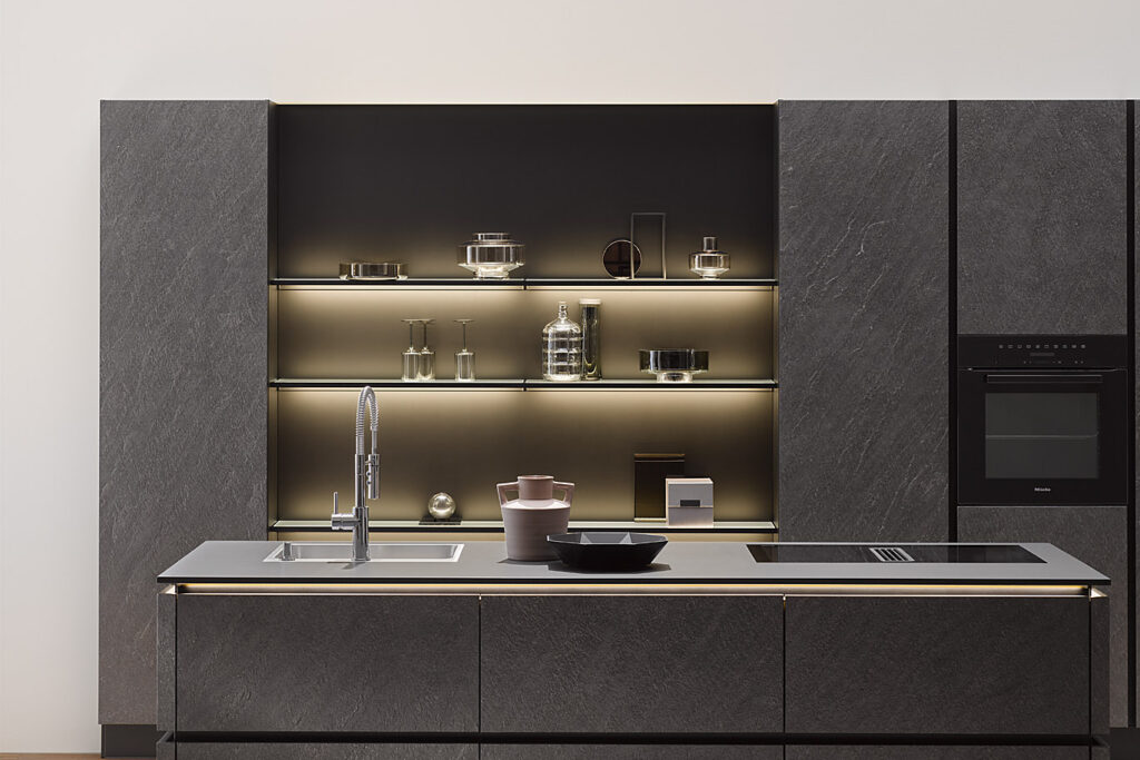 Kitchen which shows a hybrid approach to kitchen shelves from Häcker Kitchen 